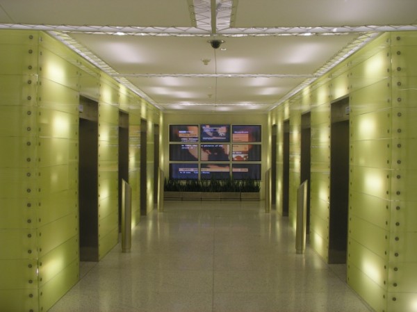 Verkleidung der Säule mit Glasscheiben