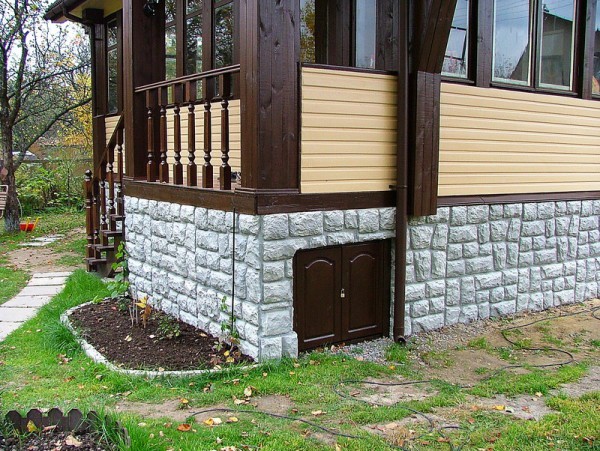 Di fronte al raccordo seminterrato