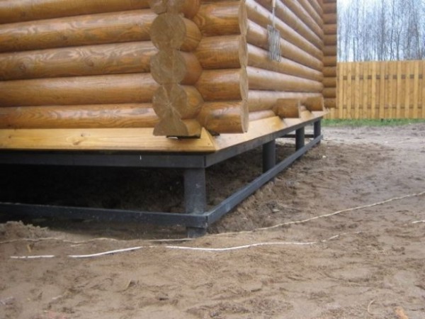 Holzhaus auf Pfahlgründung