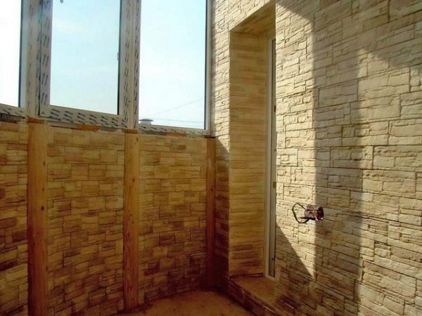 Αντιμετωπίζοντας το μπαλκόνι με τεχνητή πέτρα