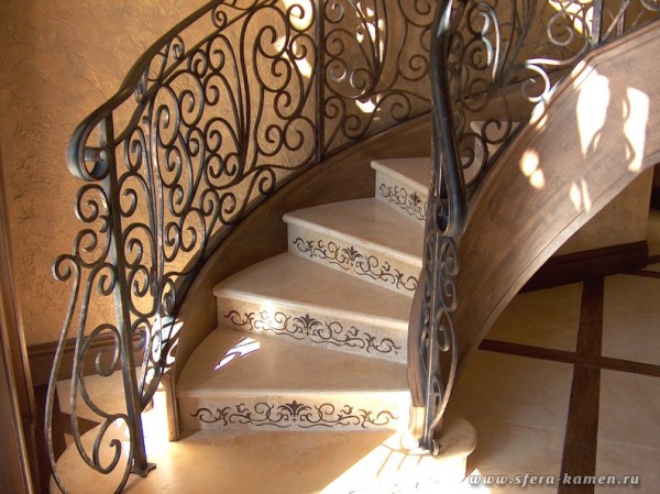 Frente a escaleras de piedra