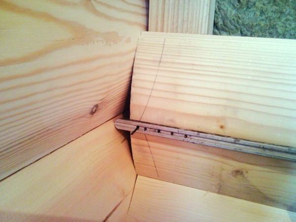 Im Eckteil machen wir Schnitte zum Verbinden der Paneele