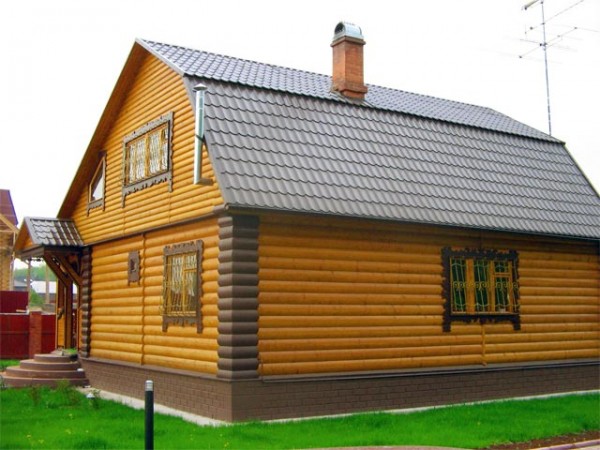 In the design of the house, decorated with a block house, carved platbands look organically In the design of the house, decorated with a block house, carved platbands look organically