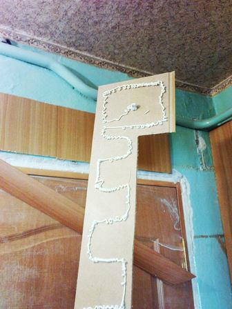 La colle est appliquée sur le panneau non pas en couche continue, mais comme indiqué sur l'image. La colle est appliquée sur le panneau non pas en couche continue, mais comme indiqué sur l'image.