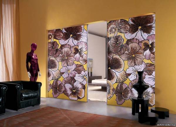 Mosaico em uma porta deslizante