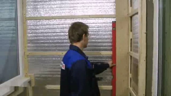 N'oubliez pas de vous assurer que le premier panneau est strictement vertical N'oubliez pas de vous assurer que le premier panneau est strictement vertical