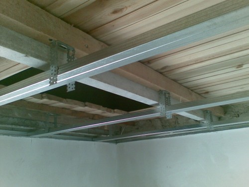 À l'aide de supports de montage, les profilés métalliques et les blocs de bois sont fixés À l'aide de supports de montage, les profilés métalliques et les blocs de bois sont fixés