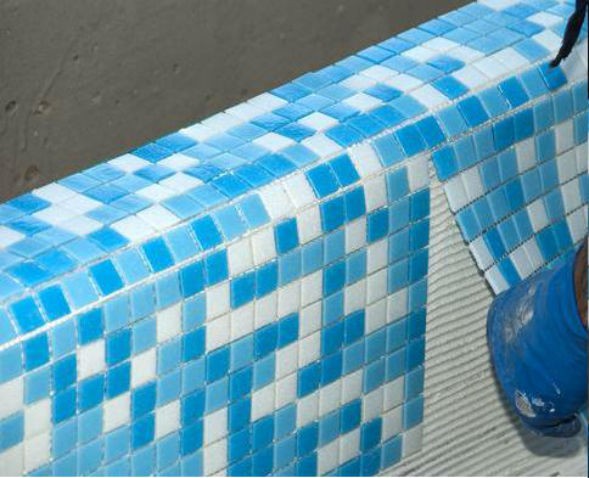 Fotoğrafta - duvarları bütün mozaik tabakalarıyla kaplama işlemi Fotoğrafta - duvarları bütün mozaik tabakalarıyla kaplama işlemi