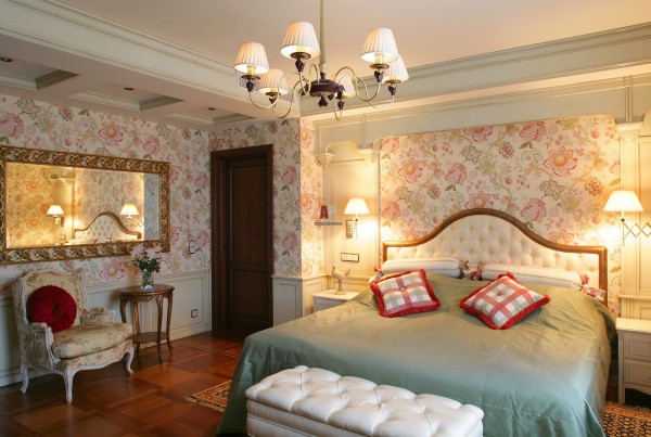 Weiße Holztafeln im Schlafzimmer