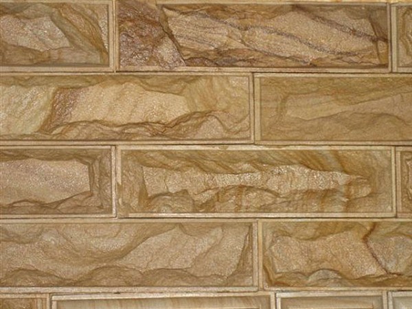 Pietra con una spilla