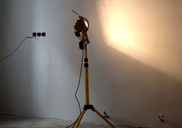 Non è necessario utilizzare un riflettore, puoi prendere una torcia normale