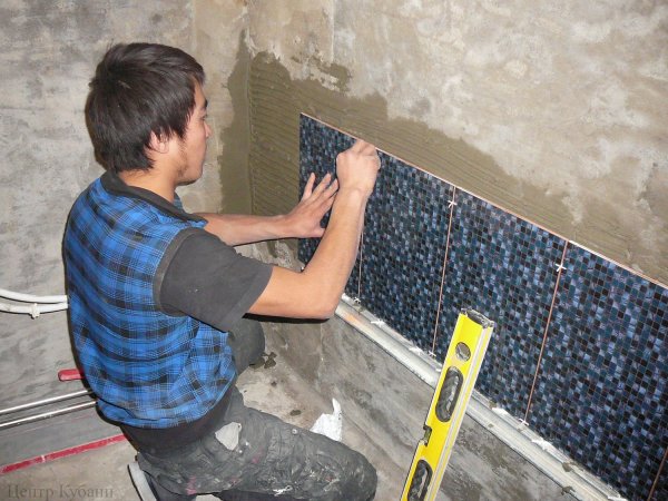 Apoyar la primera fila de mosaicos en el perfil Apoyar la primera fila de mosaicos en el perfil