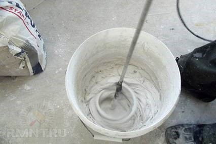 Pétrir le mélange sec Pétrir le mélange sec