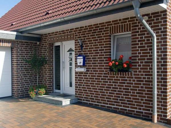 Di fronte alla facciata della casa con piastrelle