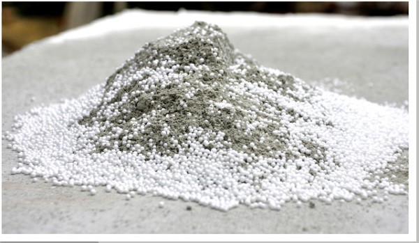 Expandiertes Polystyrol in Form kleiner Kugeln - der häufigste Füllstoff für warmen Putz