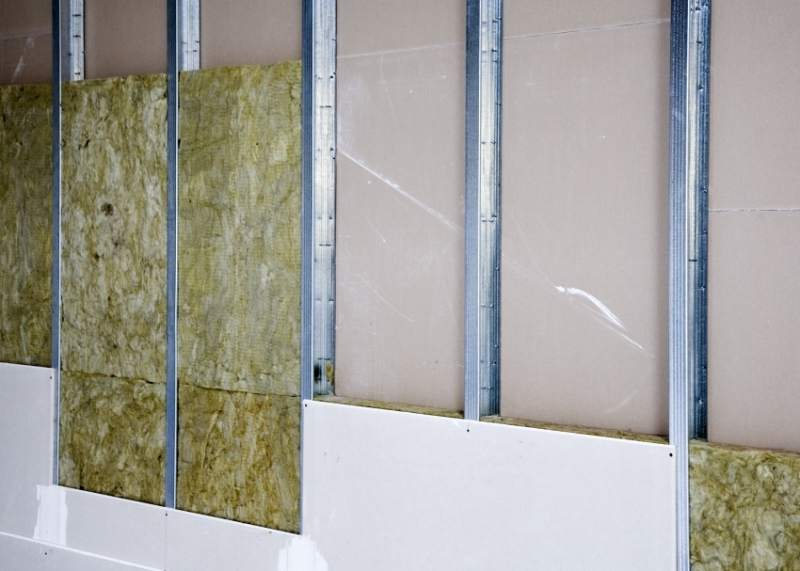 Wandverkleidung aus Gipskartonplatten