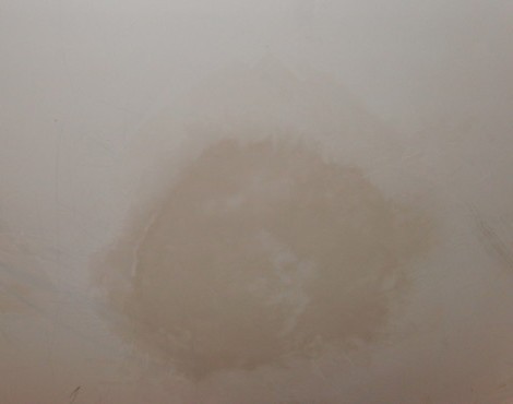 Eine gut getrocknete Oberfläche sollte eine einheitliche Farbe ohne dunkle Flecken haben. Auf dem Foto sehen wir einen nassen Fleck - es sollte keinen geben Eine gut getrocknete Oberfläche sollte eine einheitliche Farbe ohne dunkle Flecken haben. Auf dem Foto sehen wir einen nassen Fleck - es sollte keinen geben