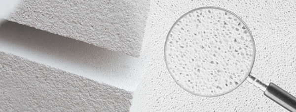 Die poröse Struktur von Zellbeton ist auf dem Foto deutlich zu erkennen.