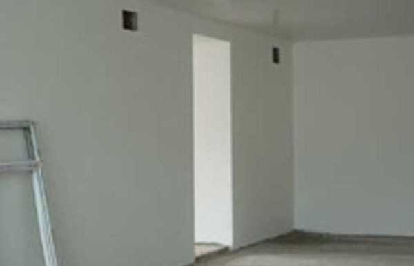 Las paredes después de terminar la masilla son perfectamente planas y blancas.