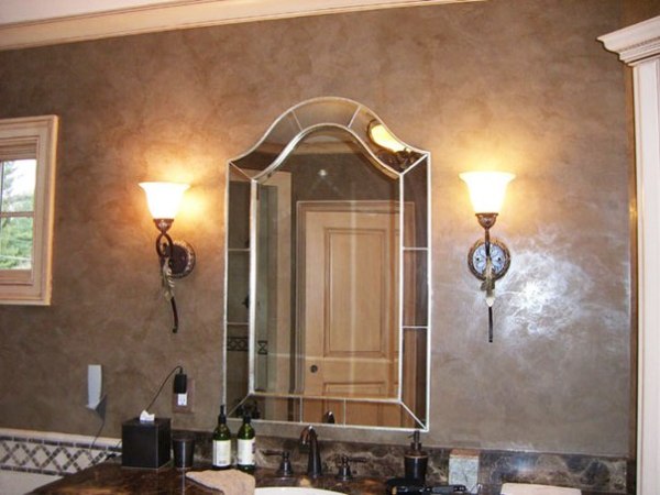 Повърхността буквално блести и свети в светлината Повърхността буквално блести и свети в светлината