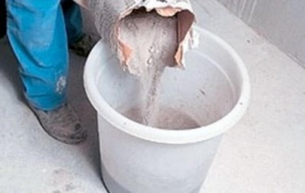 Encher a mistura seca em água Encher a mistura seca em água