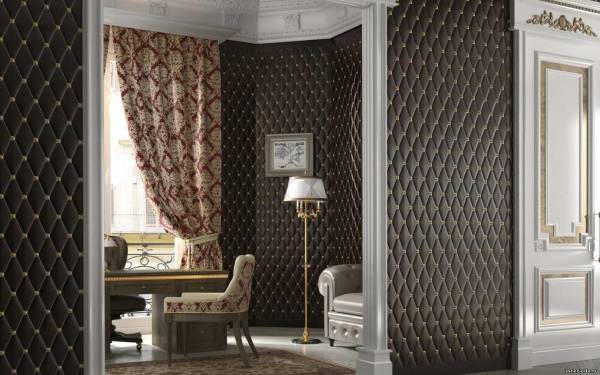 Fliese mit Relief einer Wagenkupplung