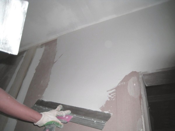 Puttying with a wide spatula