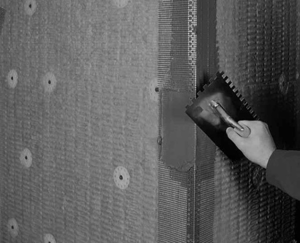 Kleben Sie das Netz nicht um die Kanten, es sollte frei bleiben, um an den Hauptnetzen anzudocken