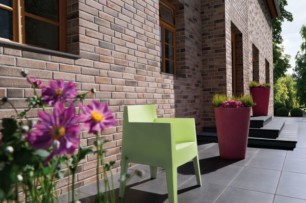 Mit Keramikfliesen vor dem Haus