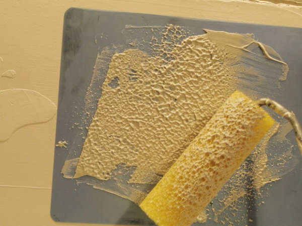 Για να το κάνετε αυτό, αφαιρέστε την περίσσεια βαφής από τον κύλινδρο τυλίγοντάς την σε καθαρή επιφάνεια ή στο ραβδωτό κάτω μέρος του λουτρού βαφής