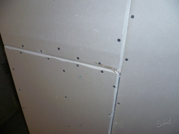 Fixation de plaques de plâtre sur la caisse