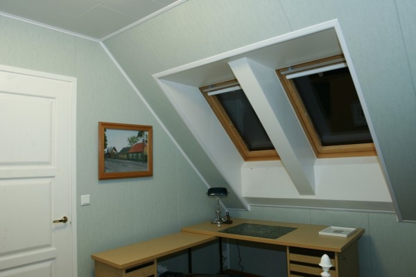 Die bemalten Wände des Dachbodens sind mit Spanplatten ummantelt Die bemalten Wände des Dachbodens sind mit Spanplatten ummantelt