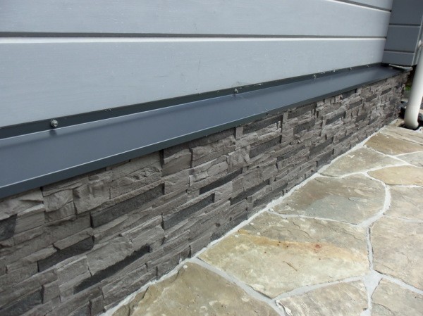 Τελειώνοντας το θεμέλιο με πέτρα στο εργοτάξιο