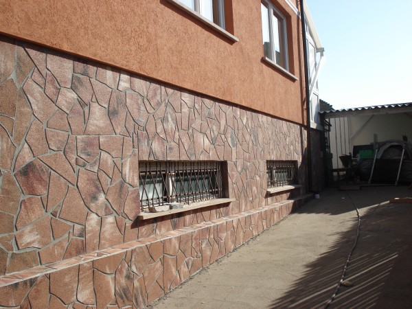 Τελειώνοντας το θεμέλιο με φυσική πέτρα