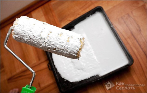 Mergulhando o rolo no banho