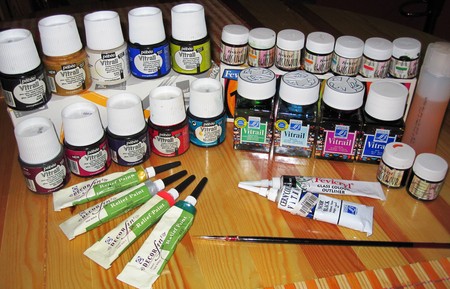 Une variété de couleurs pour créer des vitraux Une variété de couleurs pour créer des vitraux