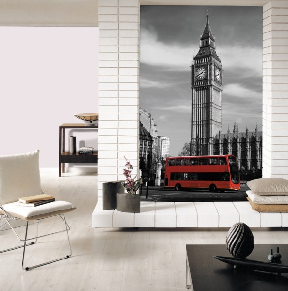 Panel blanco y negro con big ben y bus