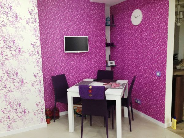 Papier peint violet dans la cuisine avec du papier peint blanc avec un motif violet