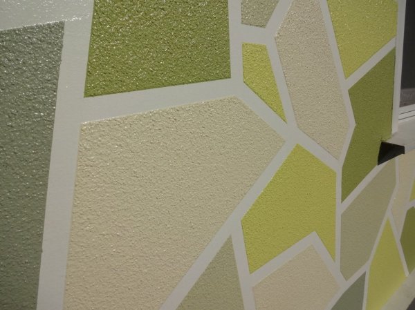 Yeso artístico debajo de un abrigo de piel Yeso artístico debajo de un abrigo de piel