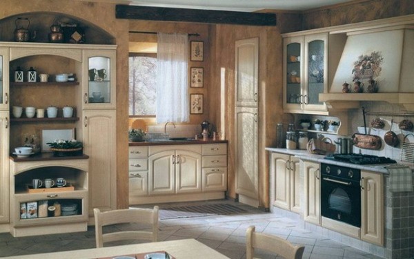 En la foto, una cocina de estilo provenzal en cálidos colores beige.