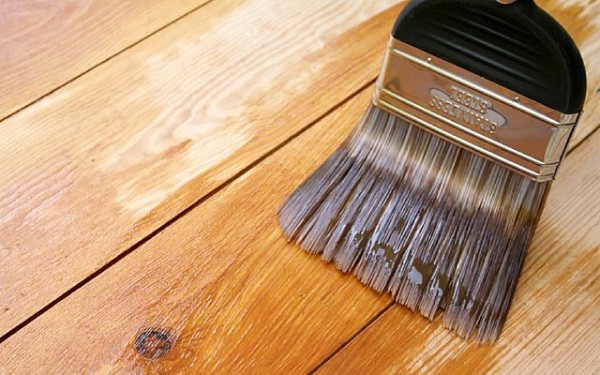 Aplicación de barniz brillante a la superficie.