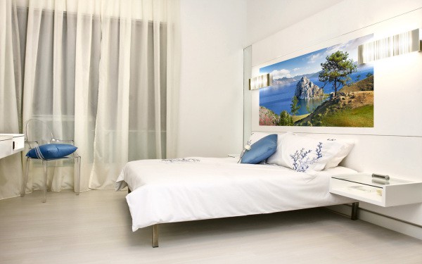 Pequeño panel con vista al mar.