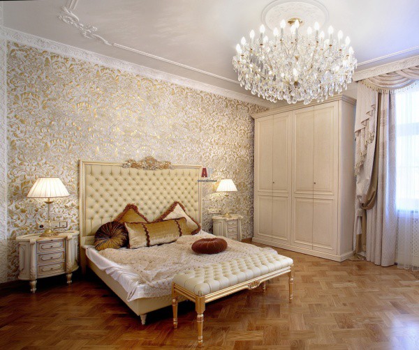 Helles Schlafzimmer mit flüssiger Tapete an den Wänden