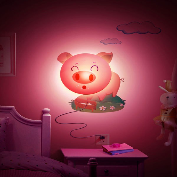 LED-Tapete in Form einer Nachtlampe im Innenraum des Kindergartens