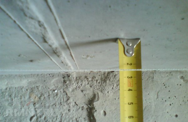 Installation von Leuchtfeuern an der Decke Installation von Leuchtfeuern an der Decke