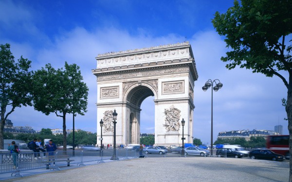 Champs Elysees ve Arc de Triomphe