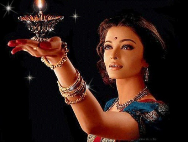 Стенописът с образа на такова момиче е подходящ за ориенталски стил