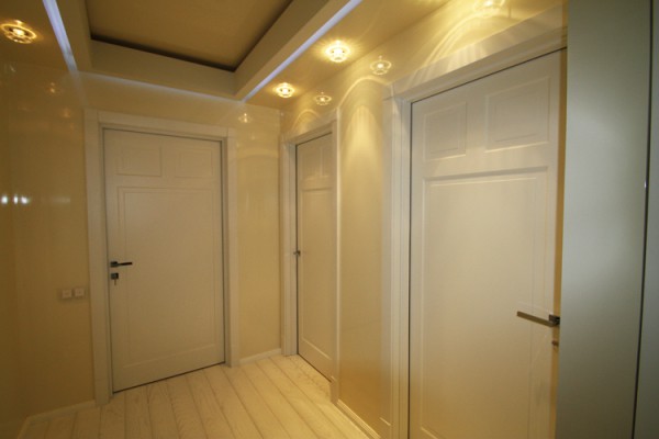 Wie man eine Holztür weiß malt