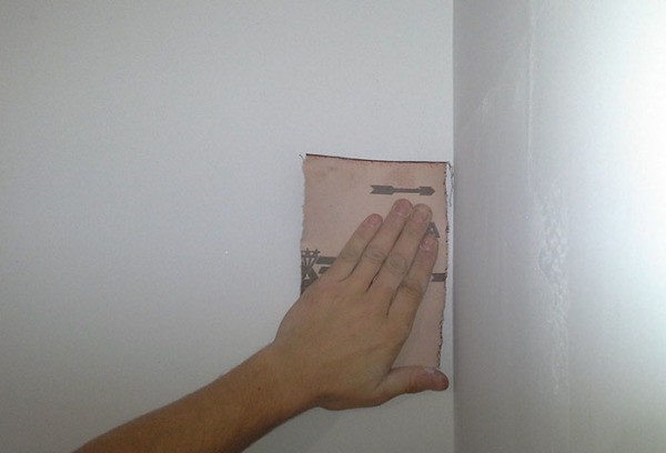 Levigatura della superficie del muro