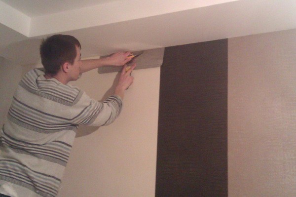 Passen Sie die Tapete in der Fuge an